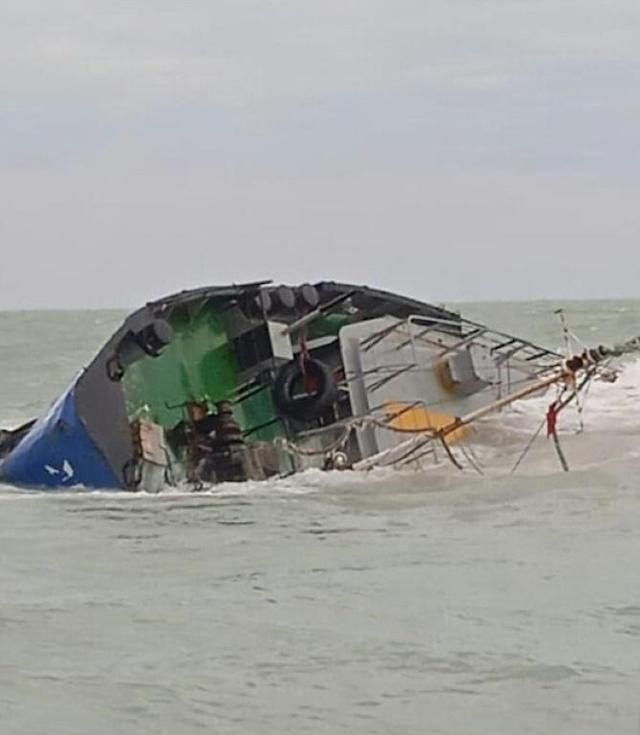 Fuel ship sinks off the coast of Tunisia